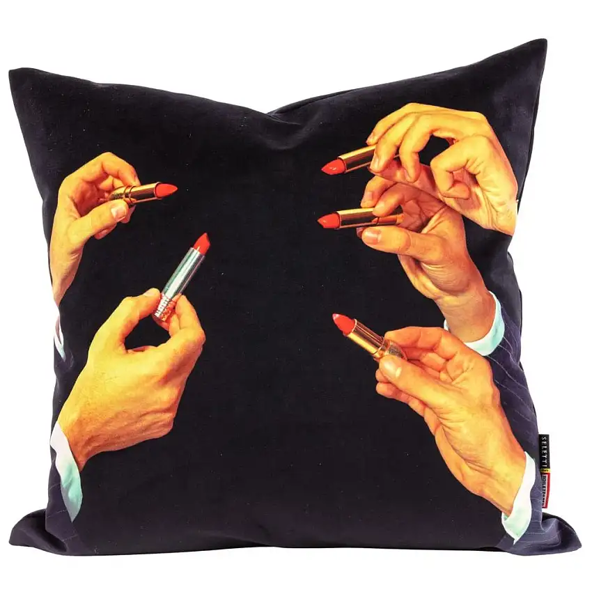 240615_cuscino-toiletpaper-lipsticks-50-x-50-cm-nero-seletti-1